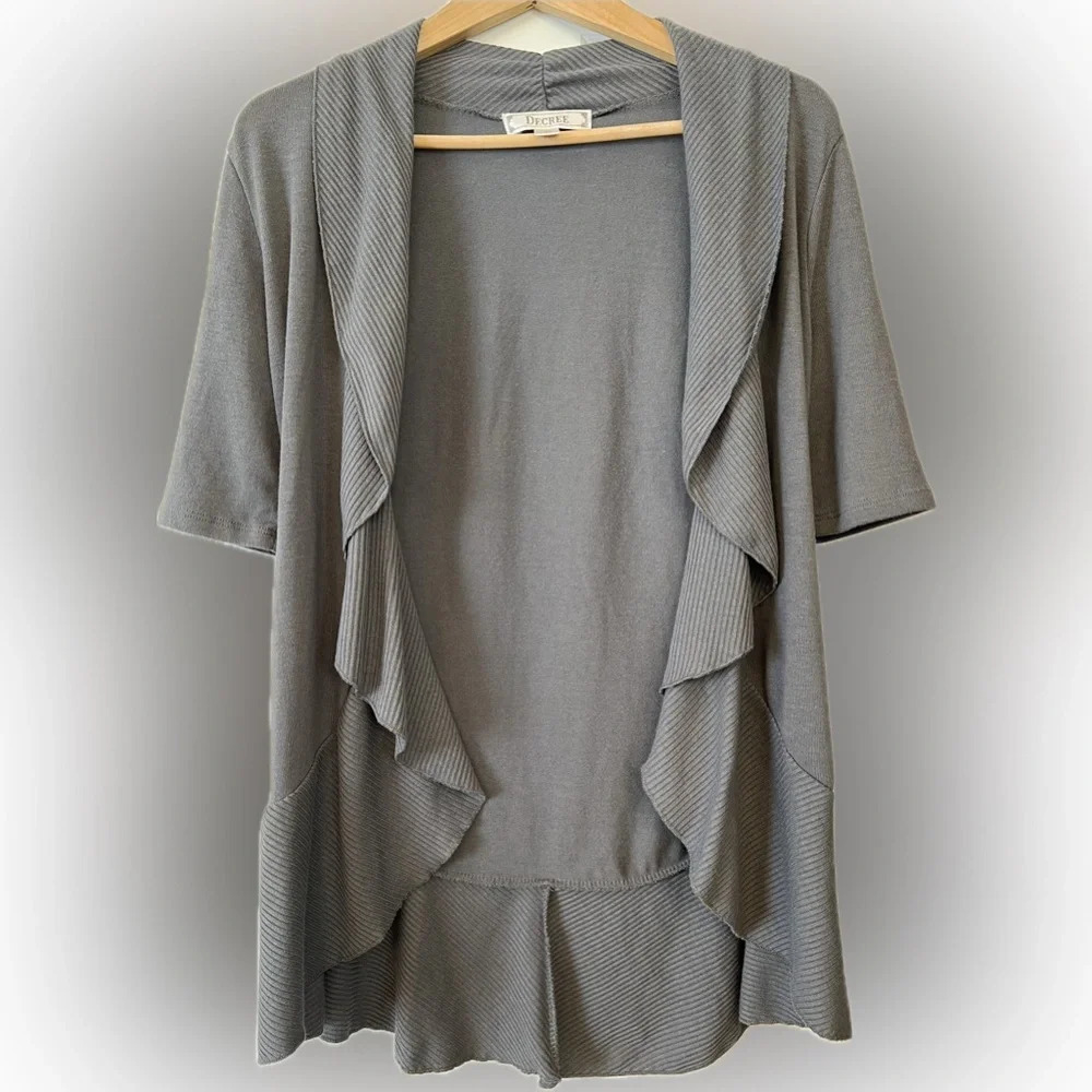 Decree short sleeve gray cardigan size Medium